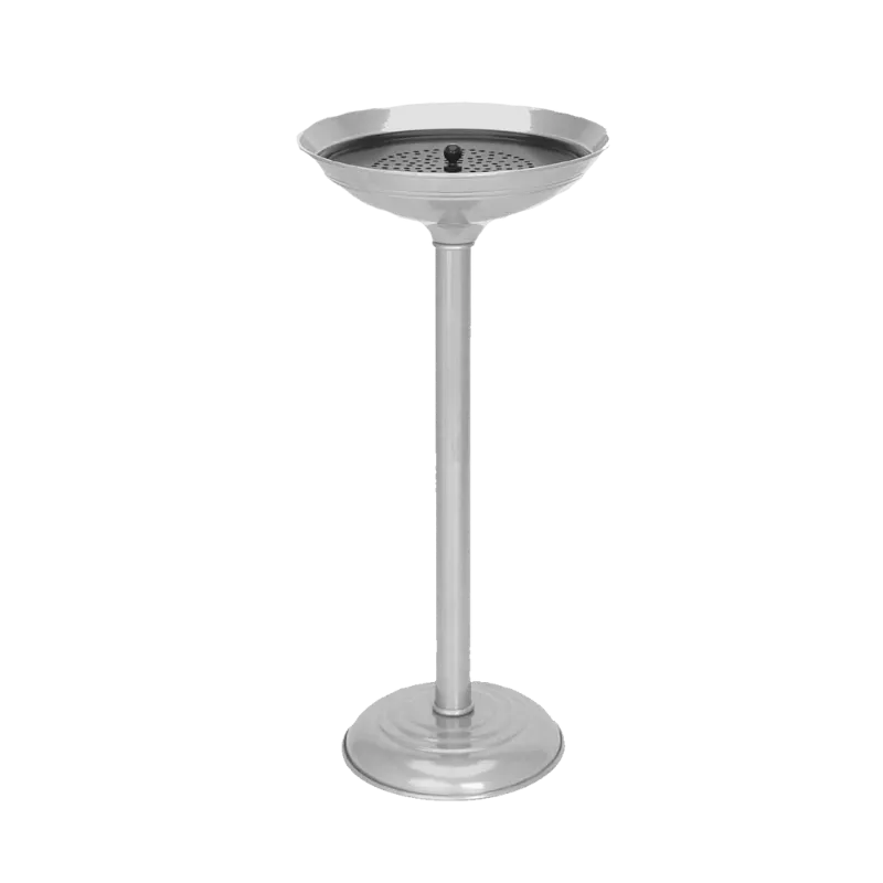 metal malzemeden üretilmiş, silindir gövdeli, rüzgar önleyici ızgaralı ve devrilmeye karşı dengeli metal ayaklı küllük.