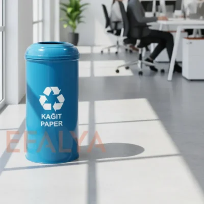 Modern ve aydınlık bir ofis içerisinde, pencere kenarında konumlandırılmış; mavi renkli, domed kapaklı ve üzerinde beyaz kâğıt geri dönüşüm logosu bulunan tekli metal boyalı atık kovası.