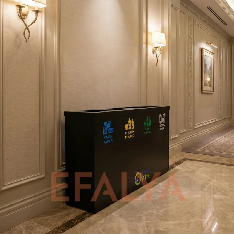 Klasik mimariye sahip bej duvarlı lüks bir otel koridorunda, şık aplikler altında konumlandırılmış; mat siyah boyalı, kâğıt, plastik, cam ve metal bölmeli 4’lü sıfır atık toplama seti.