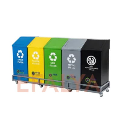 Mavi kağıt, sarı plastik, yeşil cam, gri metal ve siyah evsel atık hazneli, tekerlekli stand üzerinde hareket ettirilebilen, yaylı kapak mekanizmalı 5'li geri dönüşüm arabası.