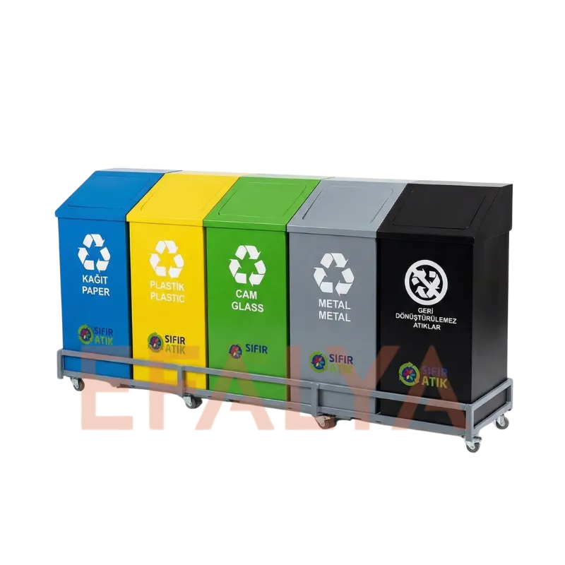 Mavi kağıt, sarı plastik, yeşil cam, gri metal ve siyah evsel atık hazneli, tekerlekli stand üzerinde hareket ettirilebilen, yaylı kapak mekanizmalı 5'li geri dönüşüm arabası.