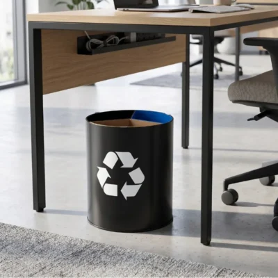 Modern ofis masası altında konumlandırılmış, siyah metal gövdeli ve 3 bölmeli masa altı sıfır atık kutusu.