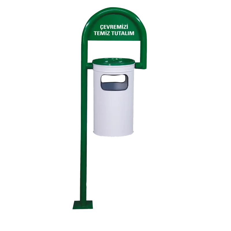 Çevremizi Temiz Tutalım yazılı, yeşil tek direkli ankrajlı ve beyaz gövdeli sabit dış mekan çöp kovası.