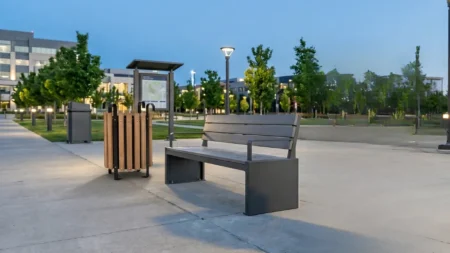 Vandalizme dayanıklı paslanmaz çelik dış mekan çöp kovası ve ankrajlı kent mobilyaları ile donatılmış modern kamusal alan.